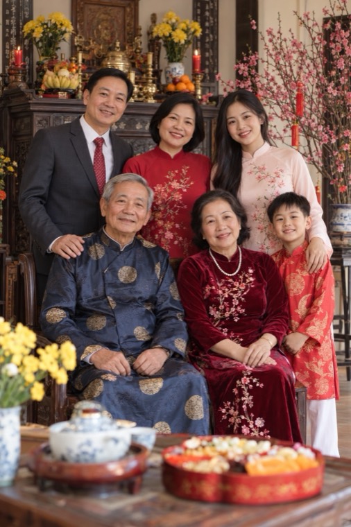 Gia đình nhiều thế hệ chụp ảnh Tết trước bàn thờ