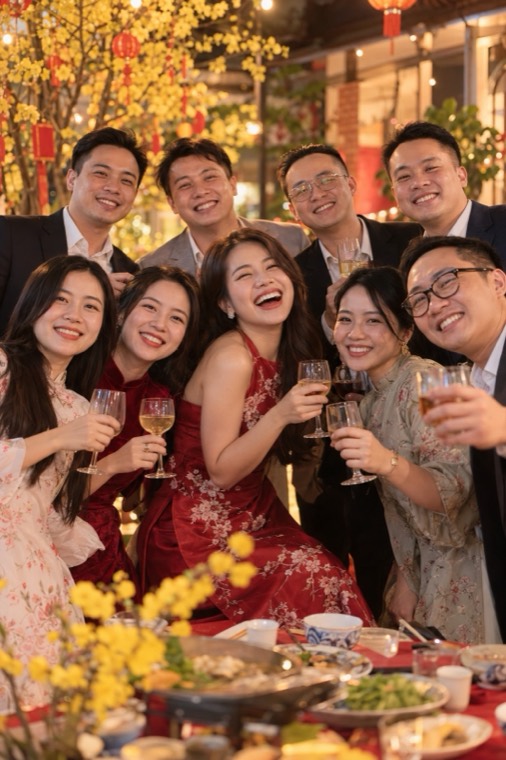 Đồng nghiệp chụp ảnh tại tiệc year end party